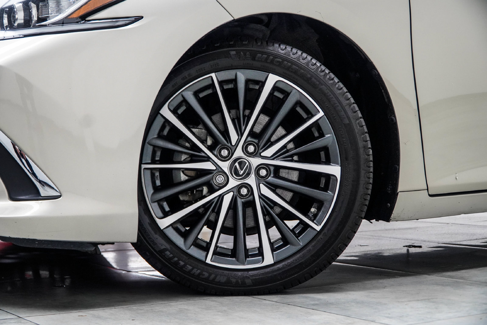Used 2023 Lexus ES 350 w/ Premium Package FWD image 5