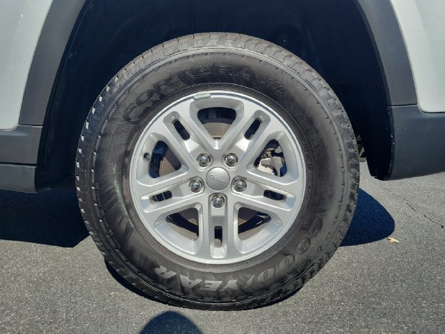 Used 2025 Jeep Grand Cherokee Laredo RWD image 7
