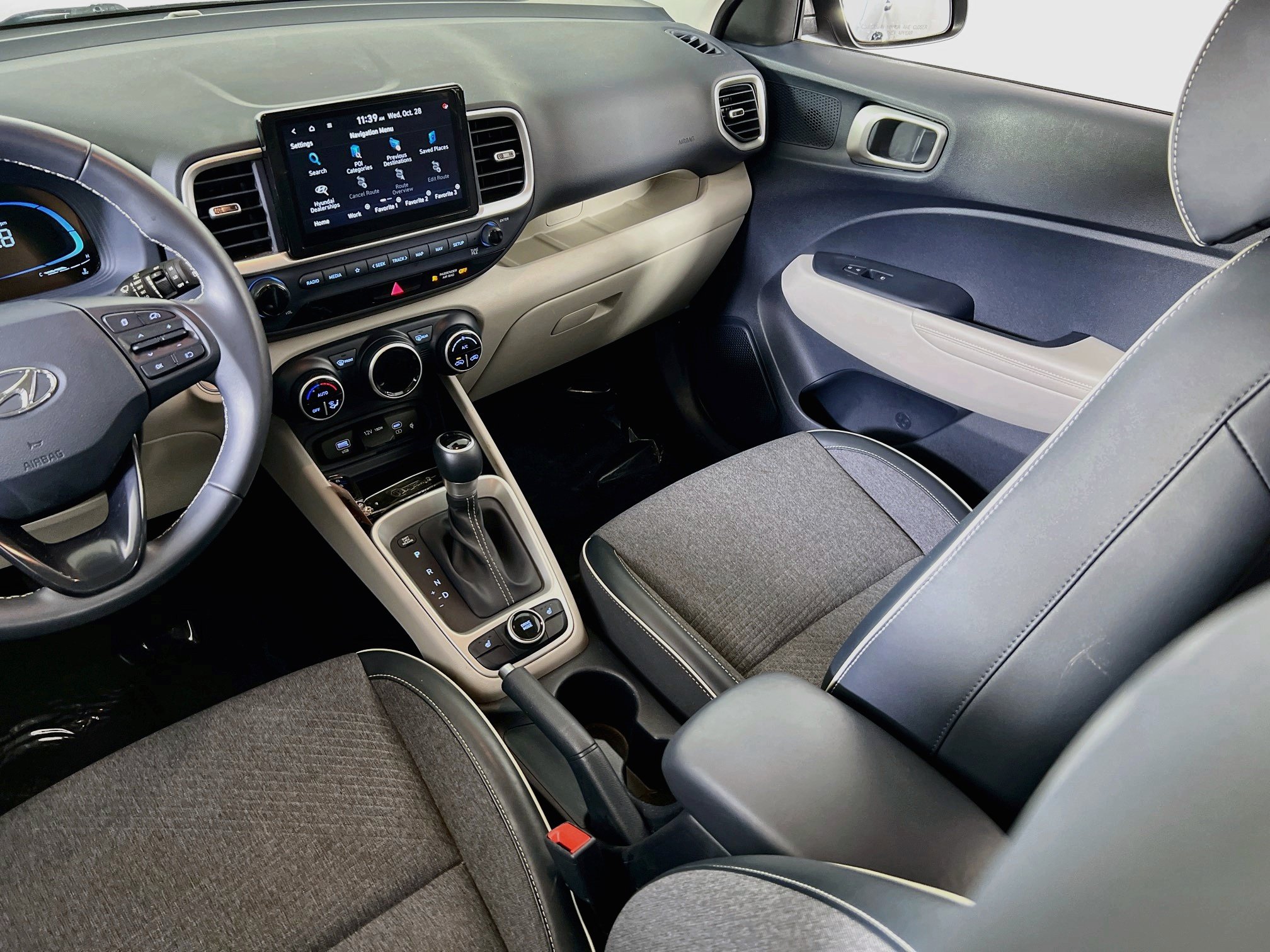 Used 2023 Hyundai Venue Limited w/ Cargo Package FWD image 23