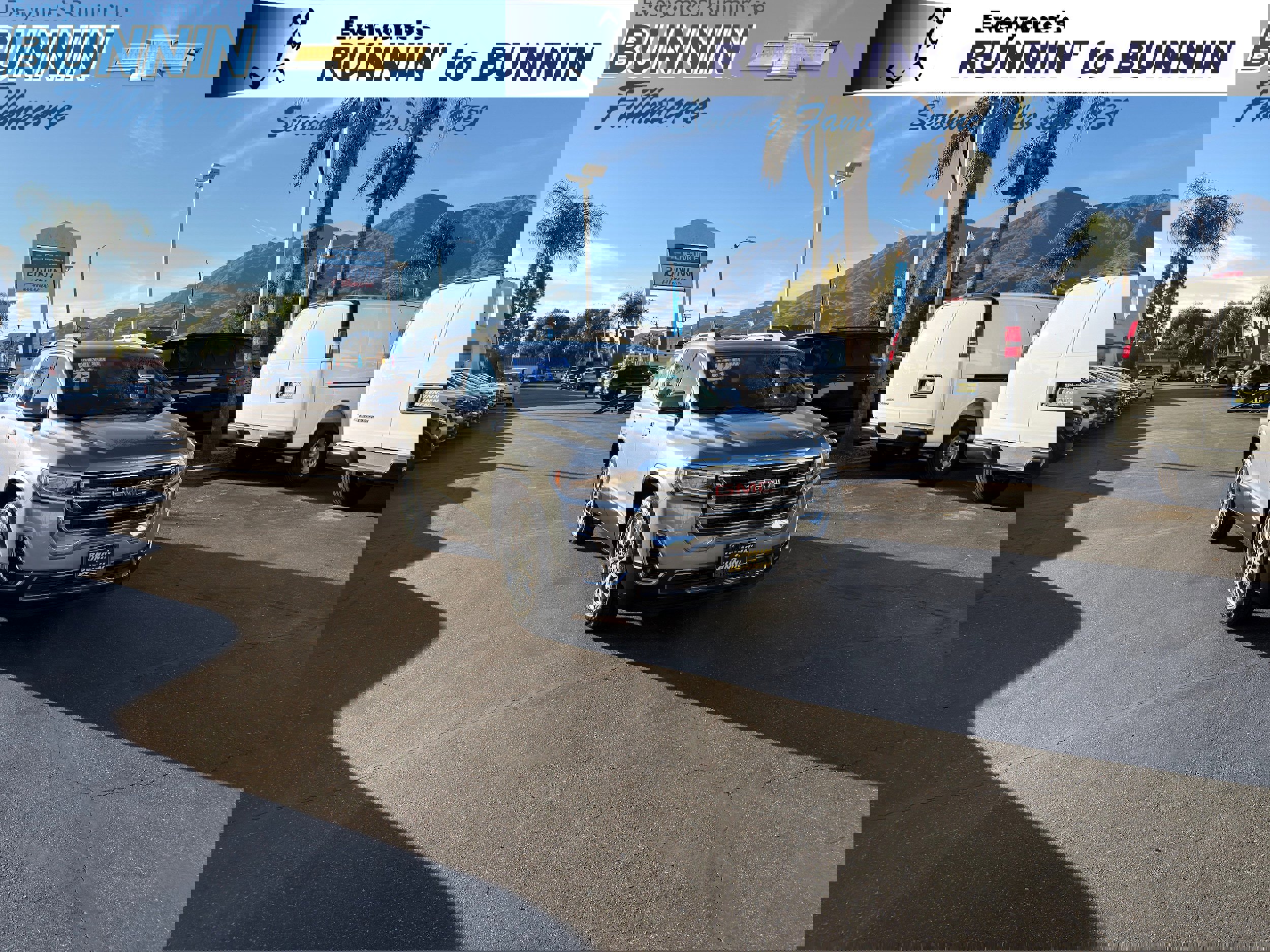 Used 2023 GMC Acadia SLT image 1