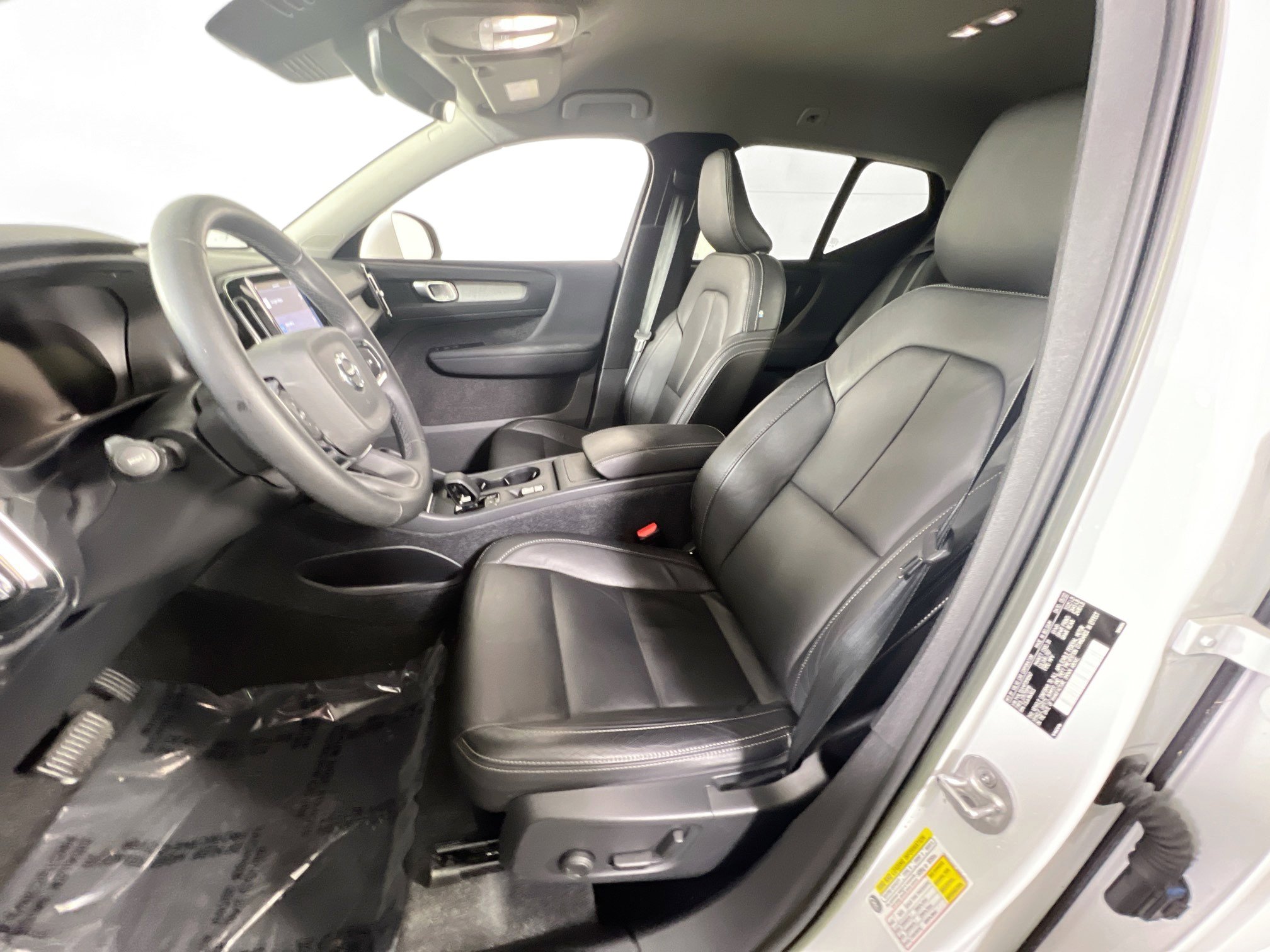 Used 2023 Volvo XC40 B5 Core w/ Climate Package image 21