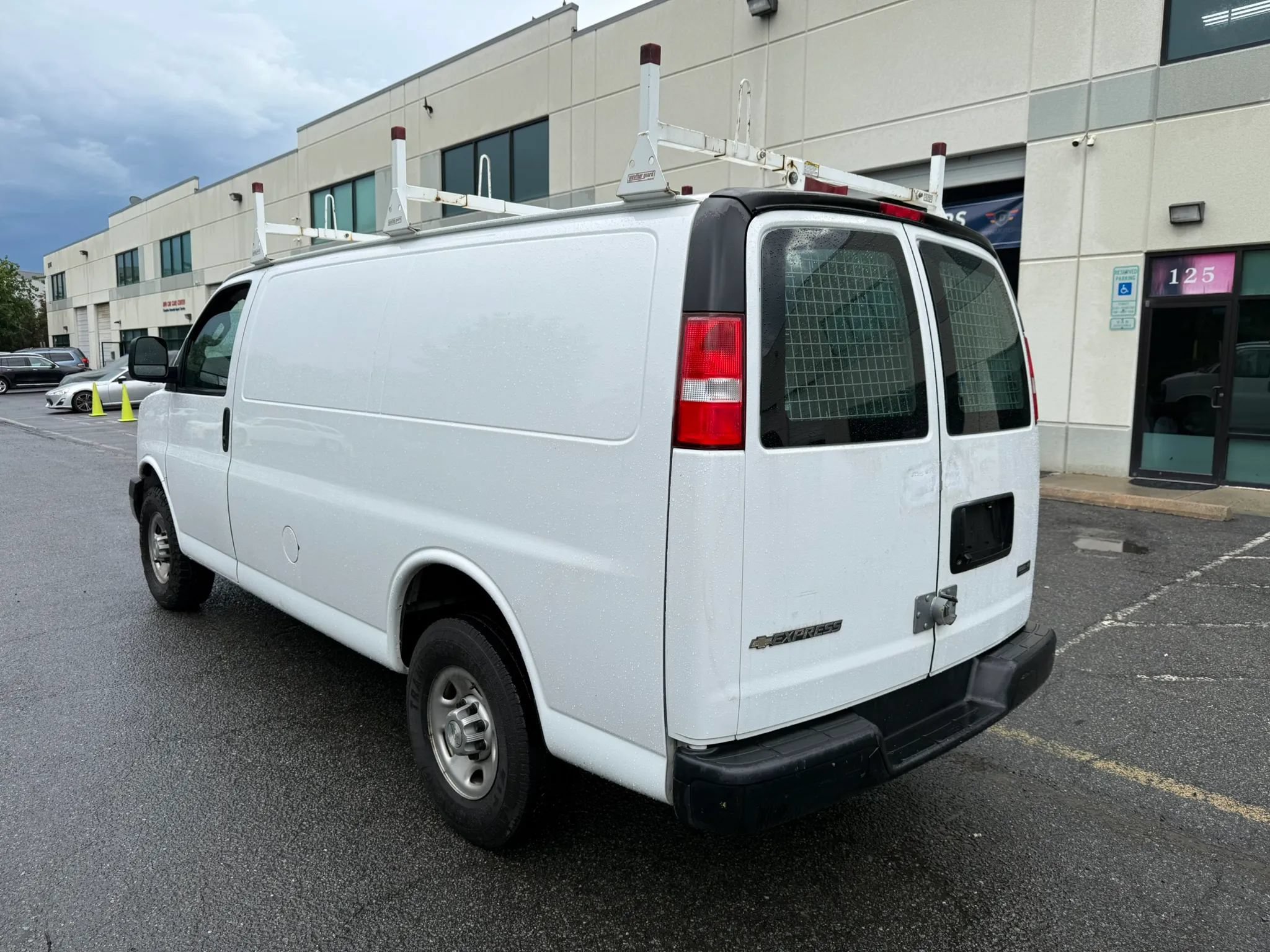 Used 2021 Chevrolet Express 2500 w/ Driver Convenience Package RWD image 9