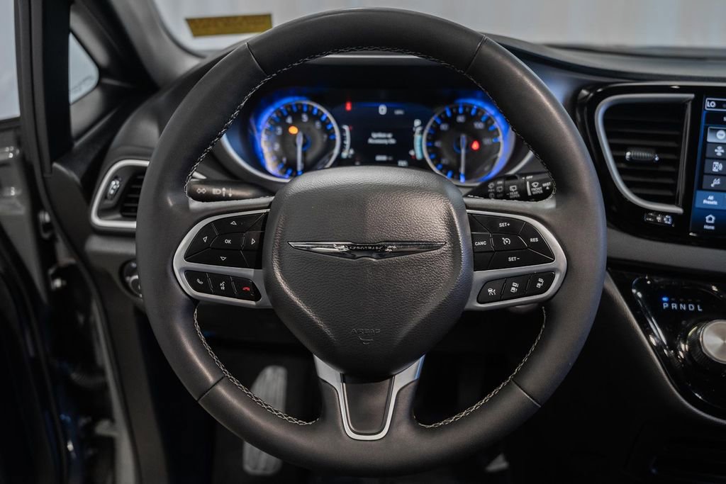 Used 2025 Chrysler Pacifica Select FWD image 33