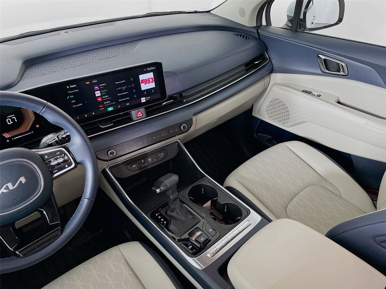 Used 2025 Kia Carnival EX image 26