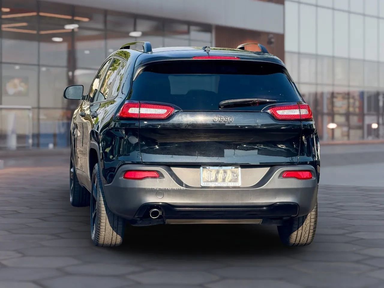 Used 2017 Jeep Cherokee Sport image 4