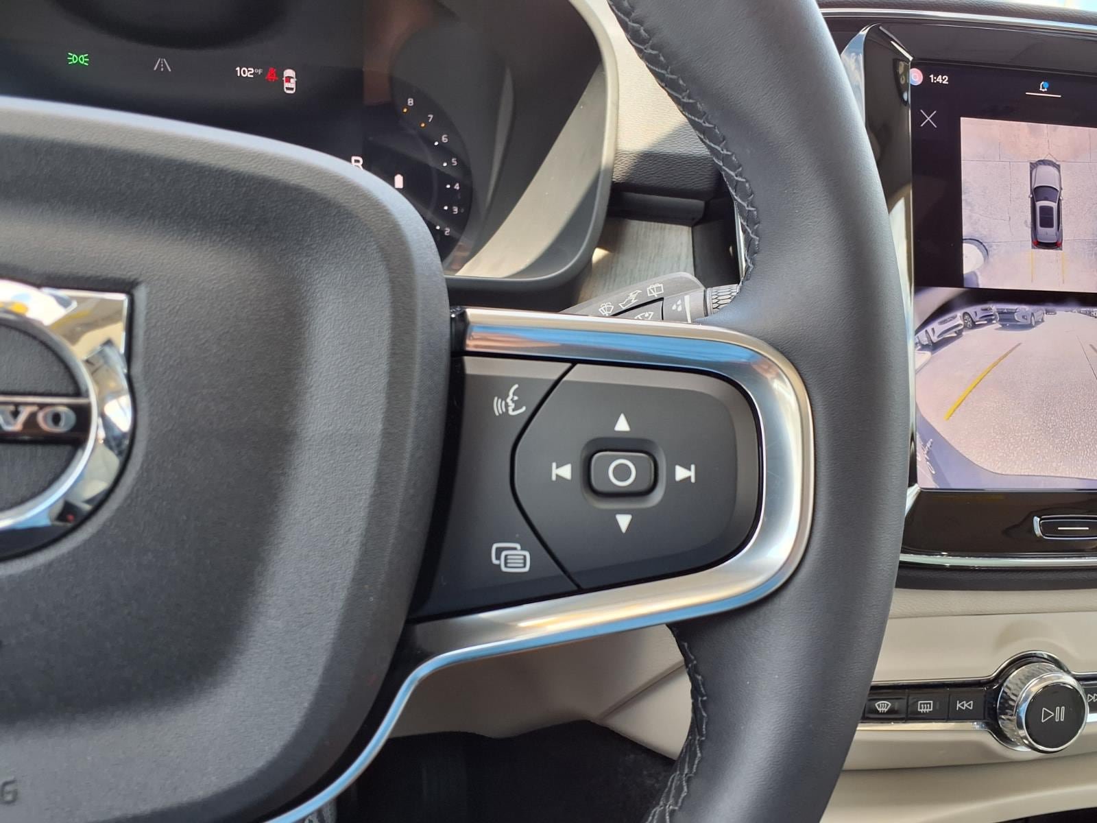 Certified 2025 Volvo XC40 B5 Ultra AWD/4WD image 30