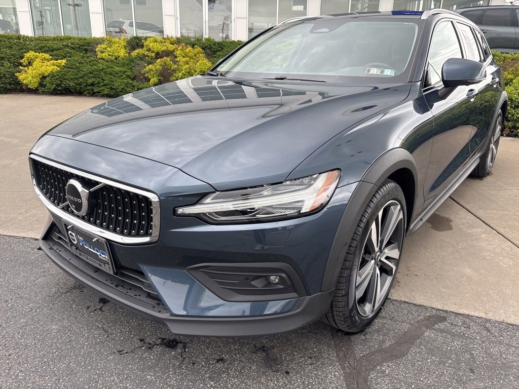 Certified 2025 Volvo V60 B5 Cross Country Plus AWD/4WD image 3