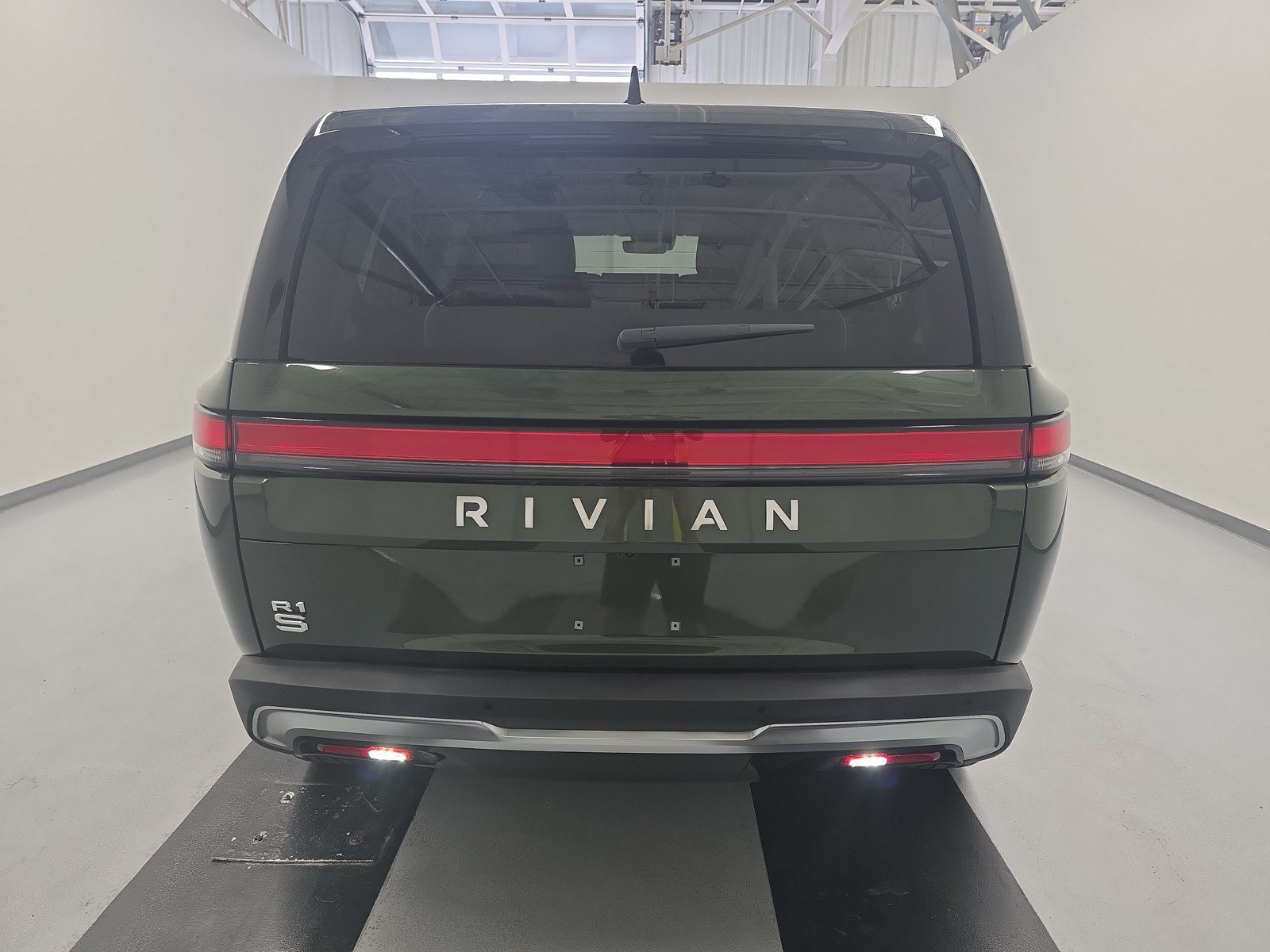 Used 2024 Rivian R1S Adventure AWD/4WD image 4