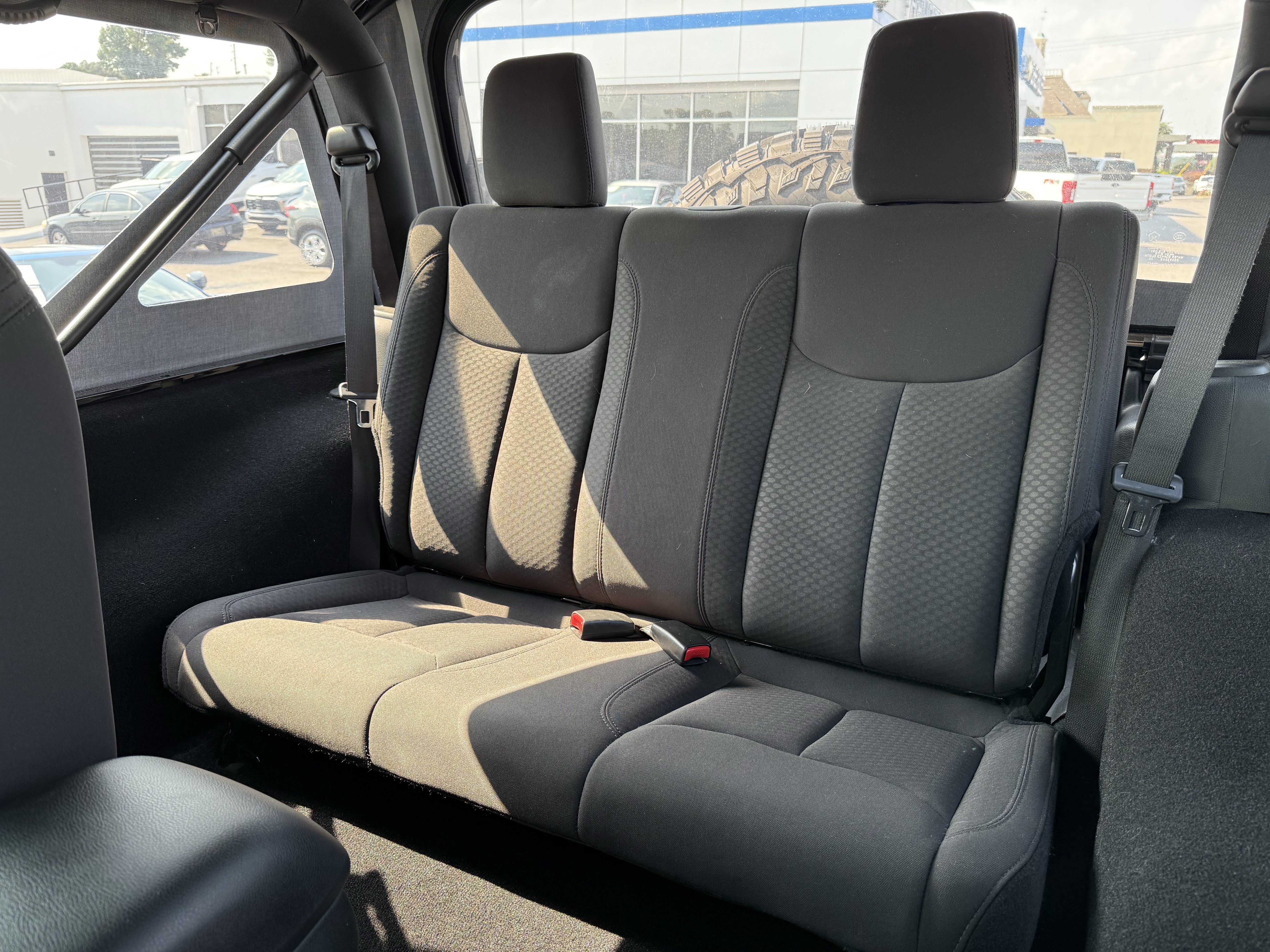 Used 2018 Jeep Wrangler Sport w/ Connectivity Group AWD/4WD image 30