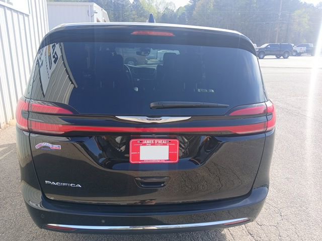 Used 2025 Chrysler Pacifica Select image 4
