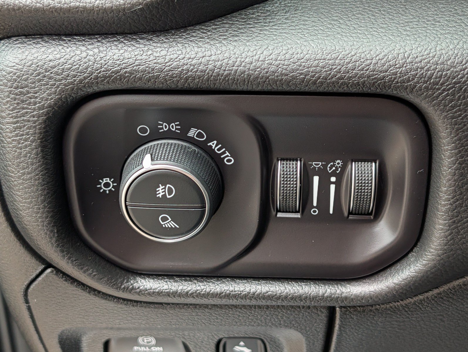Used 2019 RAM 1500 Laramie AWD/4WD image 15