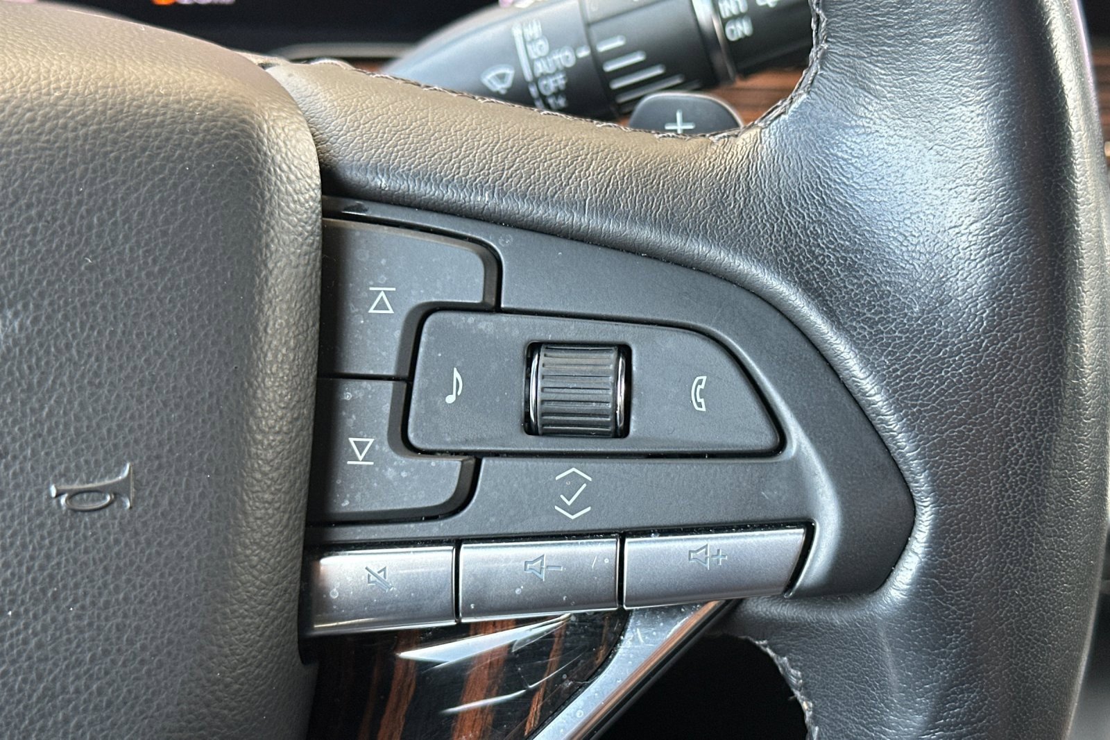 Used 2024 Cadillac Escalade Premium Luxury w/ Performance Package image 35