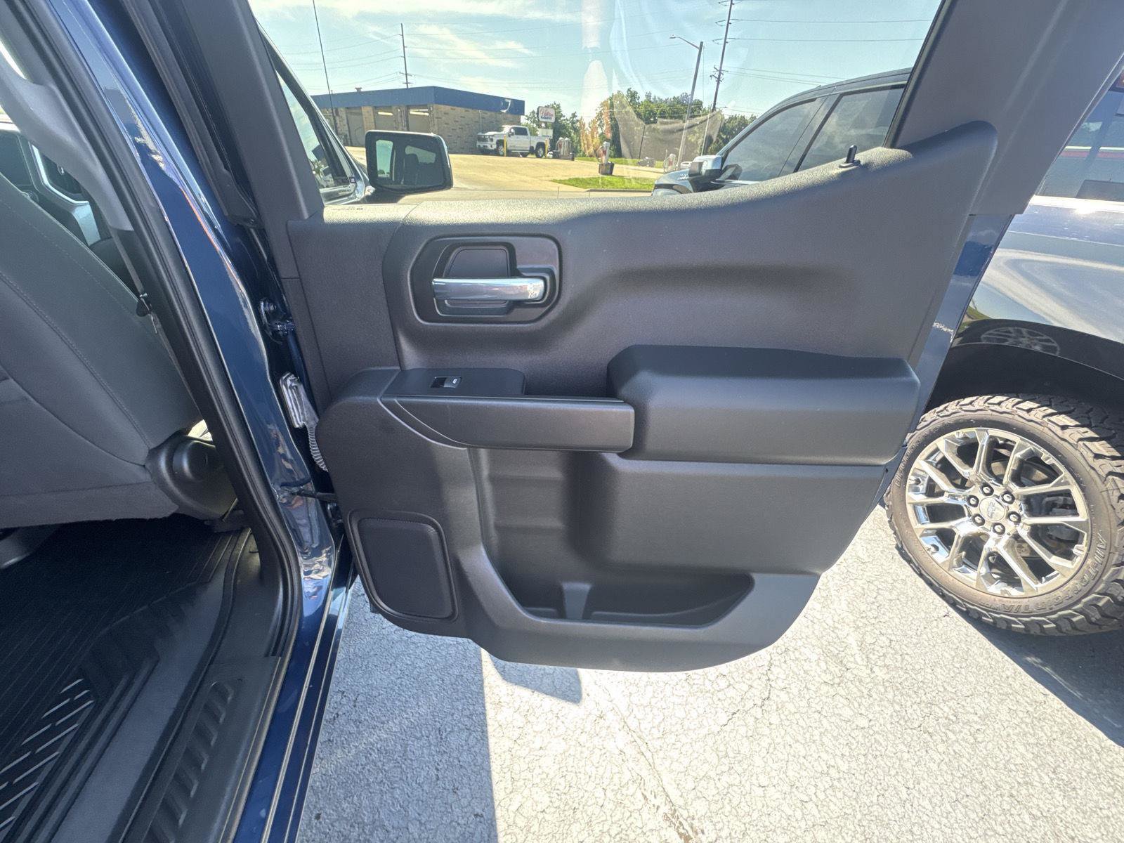 Certified 2021 Chevrolet Silverado 1500 LT AWD/4WD image 9