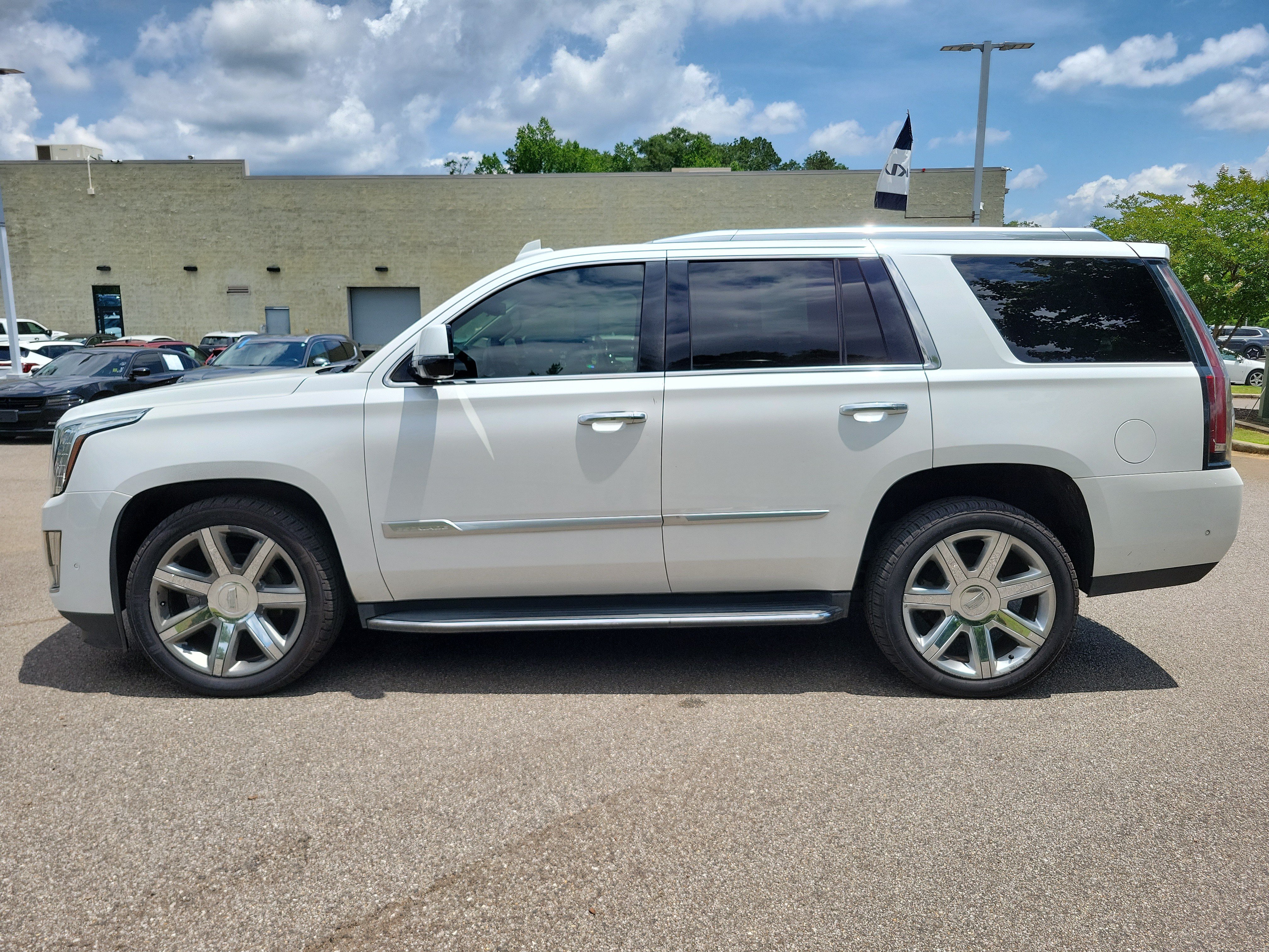 Used 2018 Cadillac Escalade Luxury AWD/4WD image 2