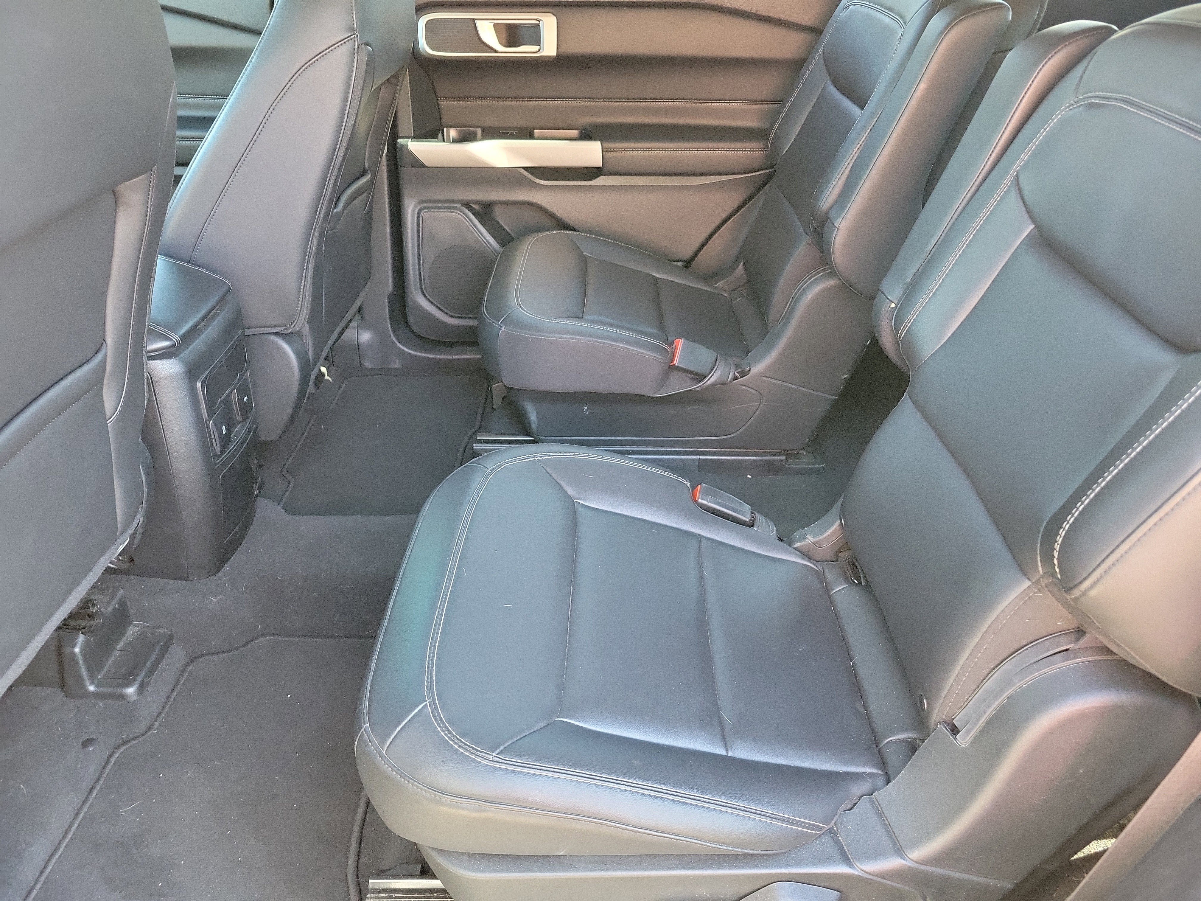 Used 2022 Ford Explorer XLT w/ Equipment Group 202A image 6