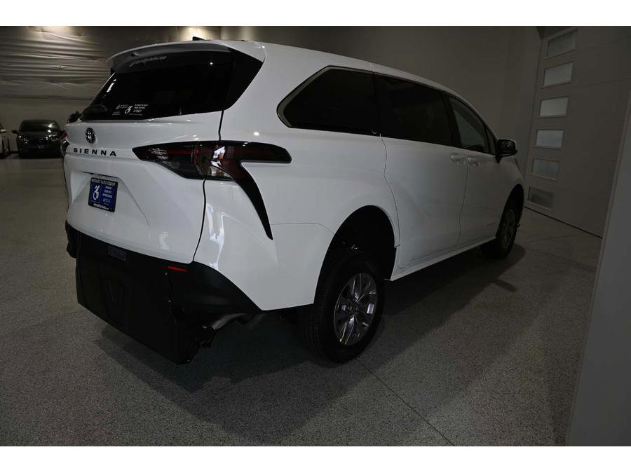 New 2026 Toyota Sienna LE FWD image 6