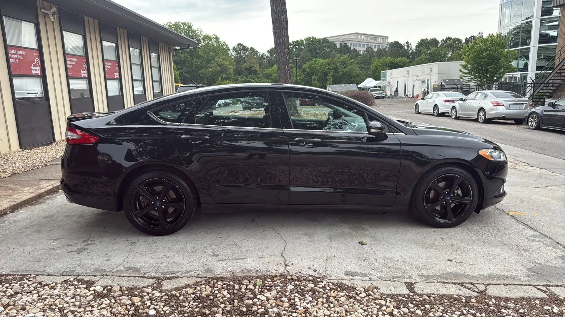 Used 2016 Ford Fusion SE FWD image 4