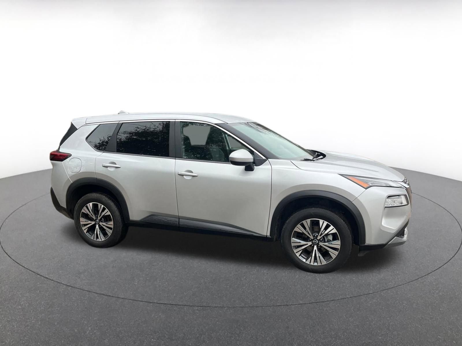 Used 2023 Nissan Rogue SV image 3