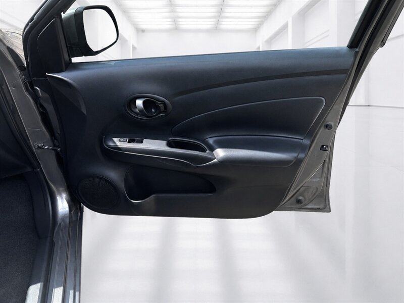 Used 2012 Nissan Versa SV FWD image 33
