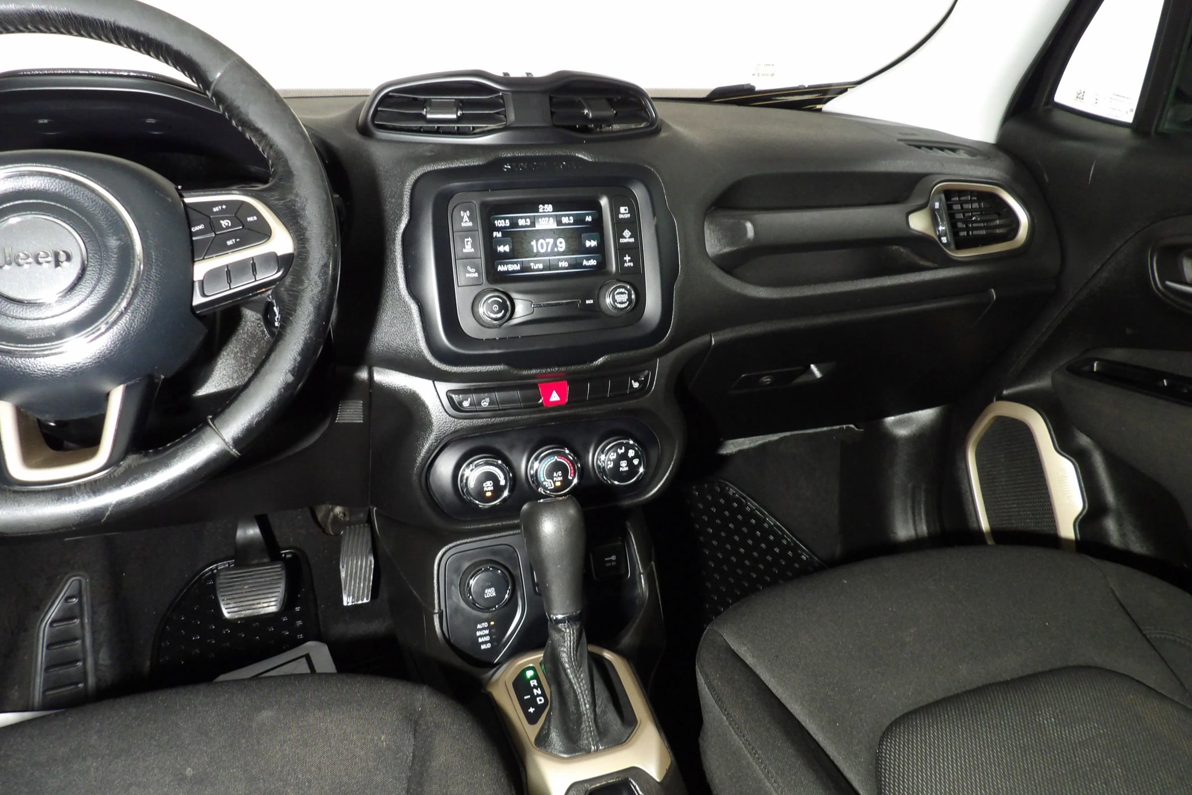 Used 2017 Jeep Renegade Latitude w/ Cold Weather Group image 11