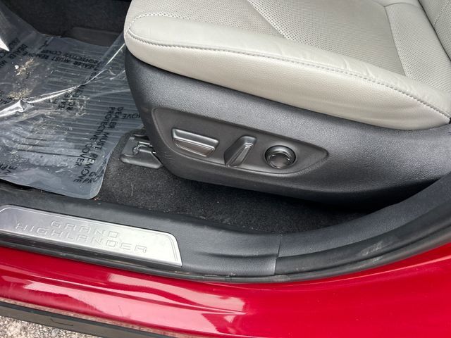 Used 2024 Toyota Grand Highlander Limited image 10