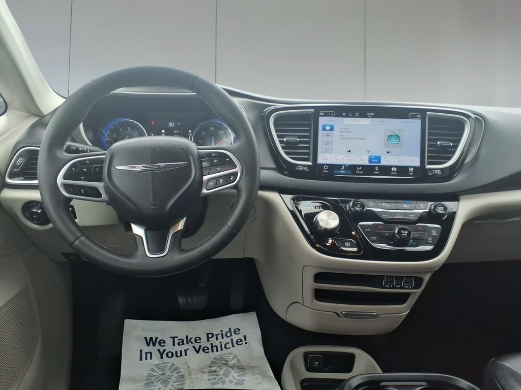 Used 2023 Chrysler Pacifica Touring-L image 32