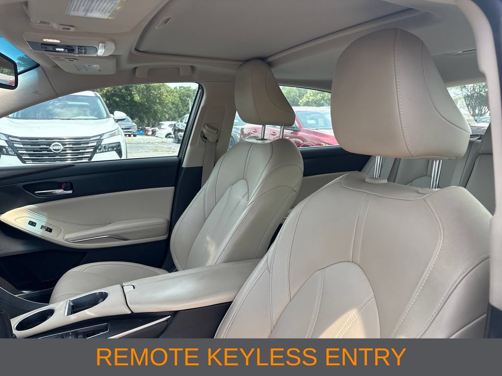 Used 2020 Toyota Avalon XLE w/ Moonroof Package FWD image 4