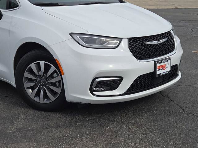 Certified 2024 Chrysler Pacifica Select image 2