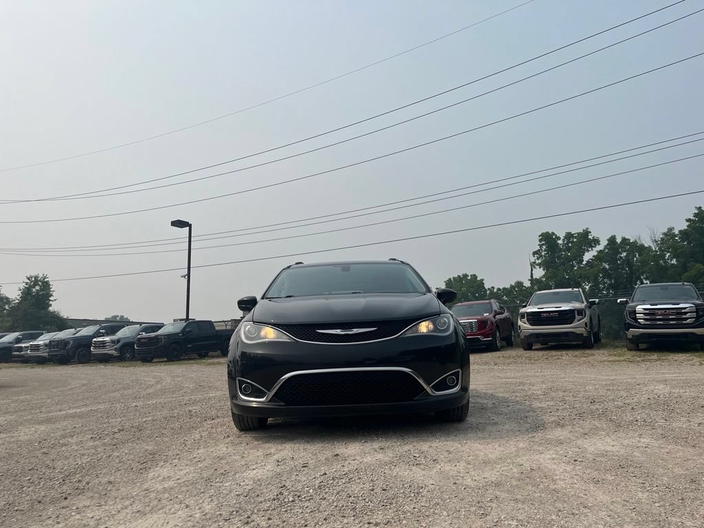 Used 2017 Chrysler Pacifica Touring-L Plus FWD image 4