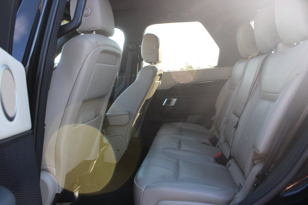 Used 2019 Land Rover Discovery SE AWD/4WD image 25