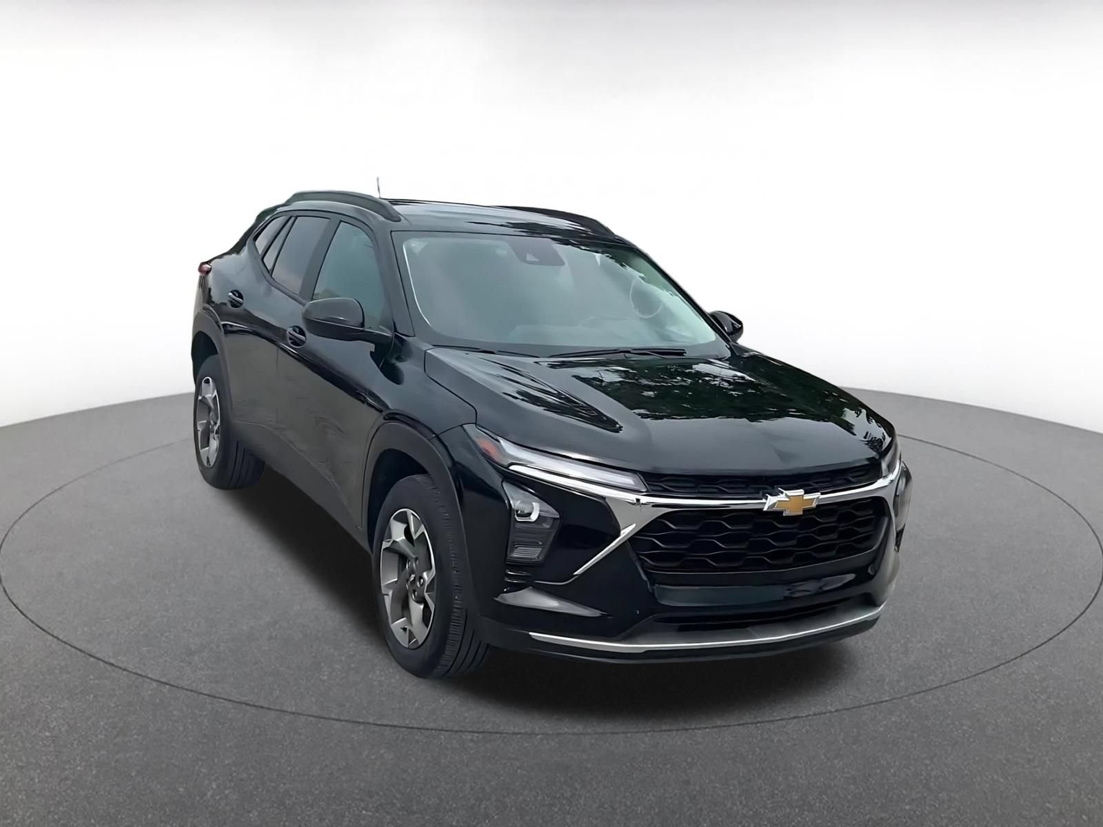 Used 2025 Chevrolet Trax LT w/ LT Convenience Package FWD image 3