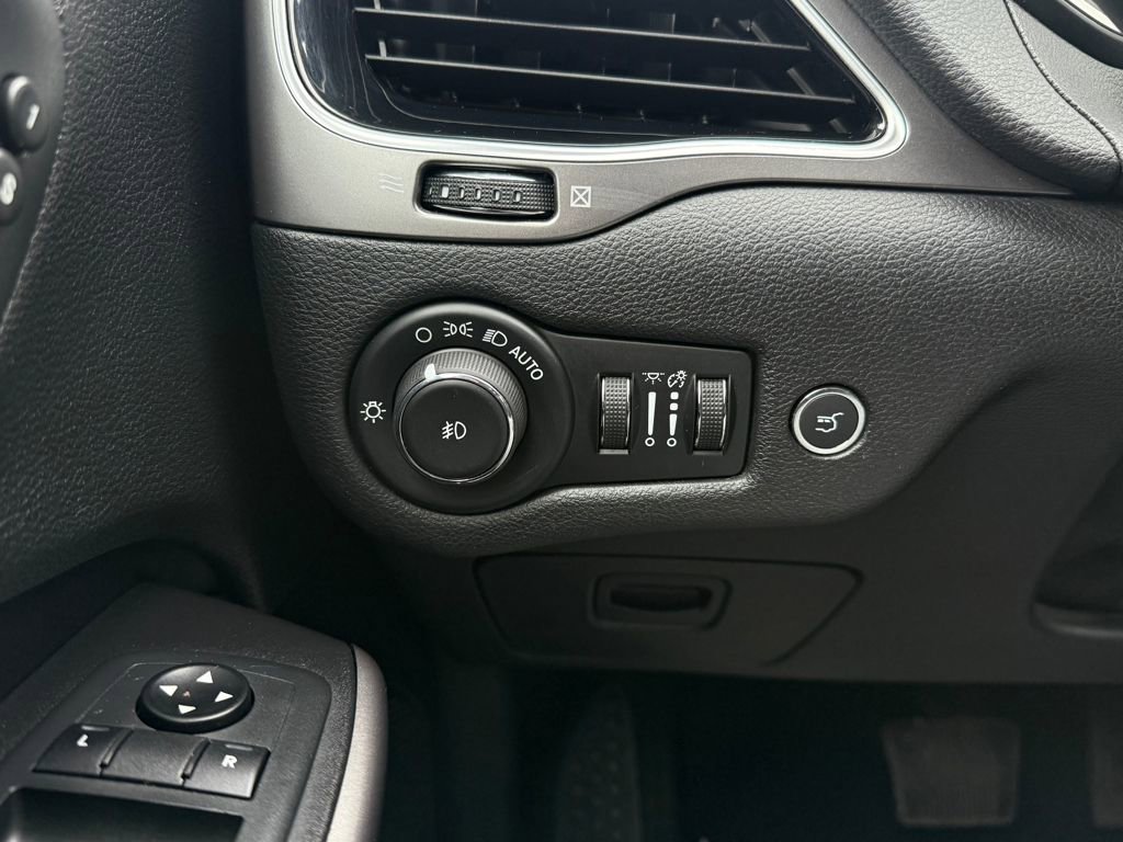 Used 2020 Jeep Cherokee Limited image 18