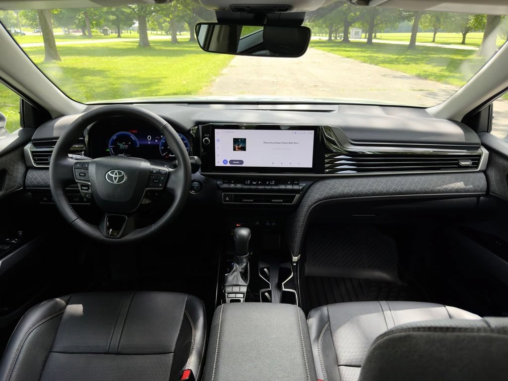 Used 2025 Toyota Camry XLE AWD/4WD image 9