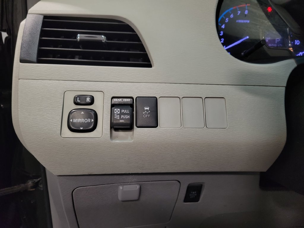 Used 2013 Toyota Sienna XLE FWD image 25