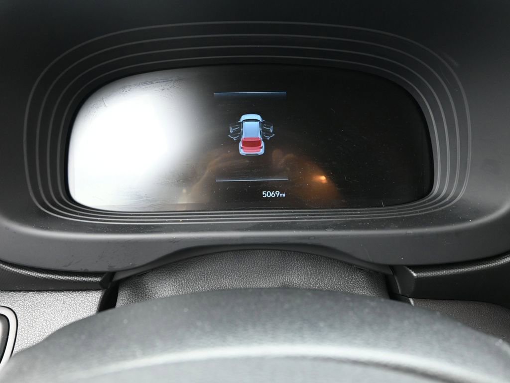 Certified 2025 Hyundai Venue SE image 17