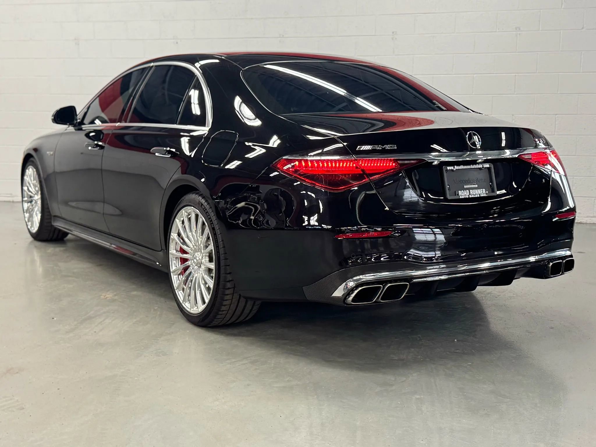 Used 2024 Mercedes-Benz S 63 AMG S w/ Carbon Fiber Exterior Package image 10