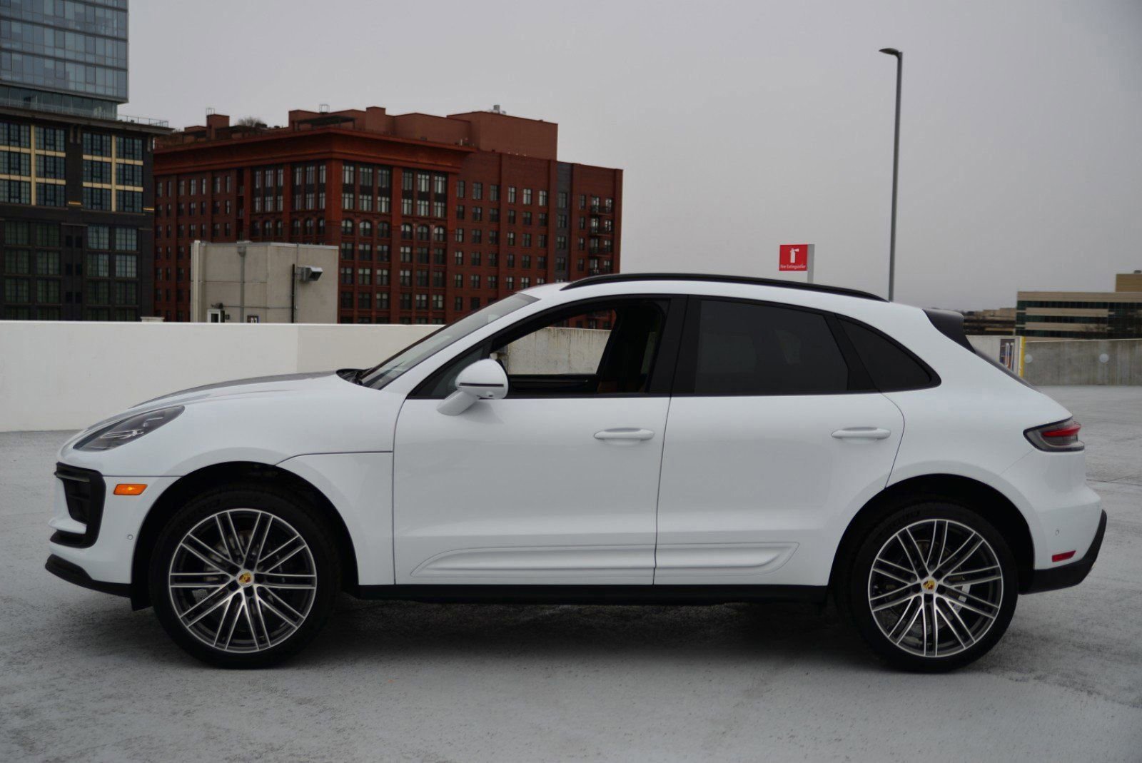 Used 2025 Porsche Macan image 2