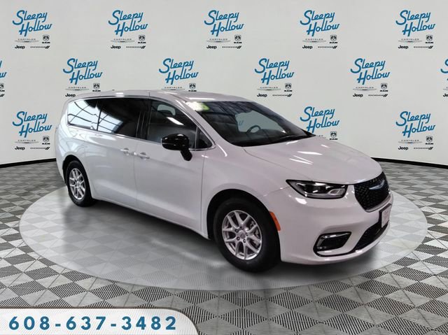 Used 2025 Chrysler Pacifica Select image 3