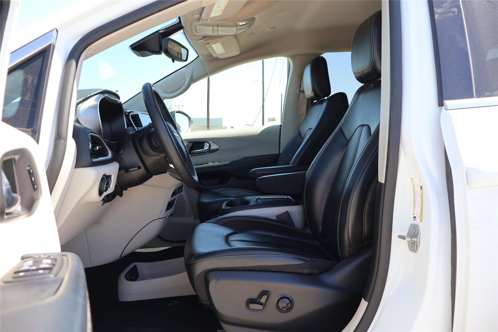 Used 2023 Chrysler Pacifica Touring-L image 13