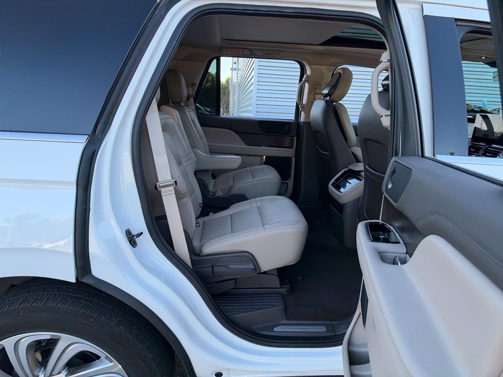 Used 2024 Lincoln Navigator Premiere AWD/4WD image 38
