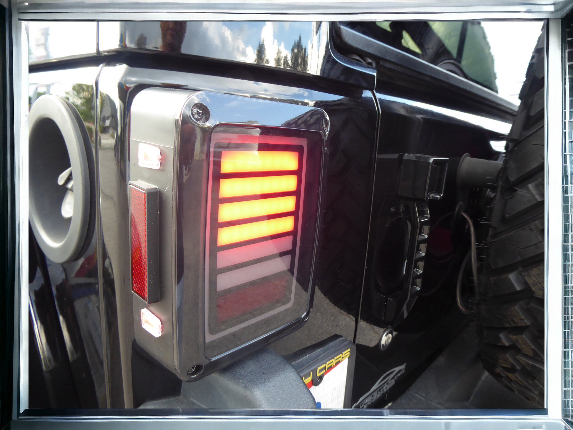 Used 2017 Jeep Wrangler Unlimited Sahara w/ Connectivity Group image 16