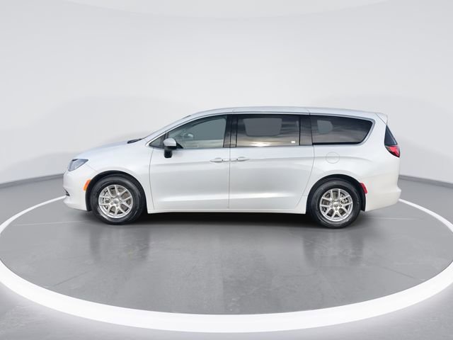 Used 2023 Chrysler Voyager LX image 5