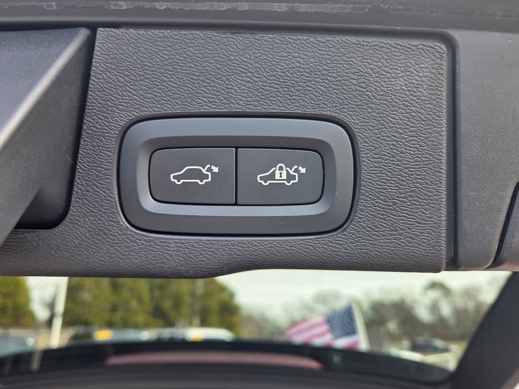 Used 2025 Volvo XC60 B5 Plus image 34