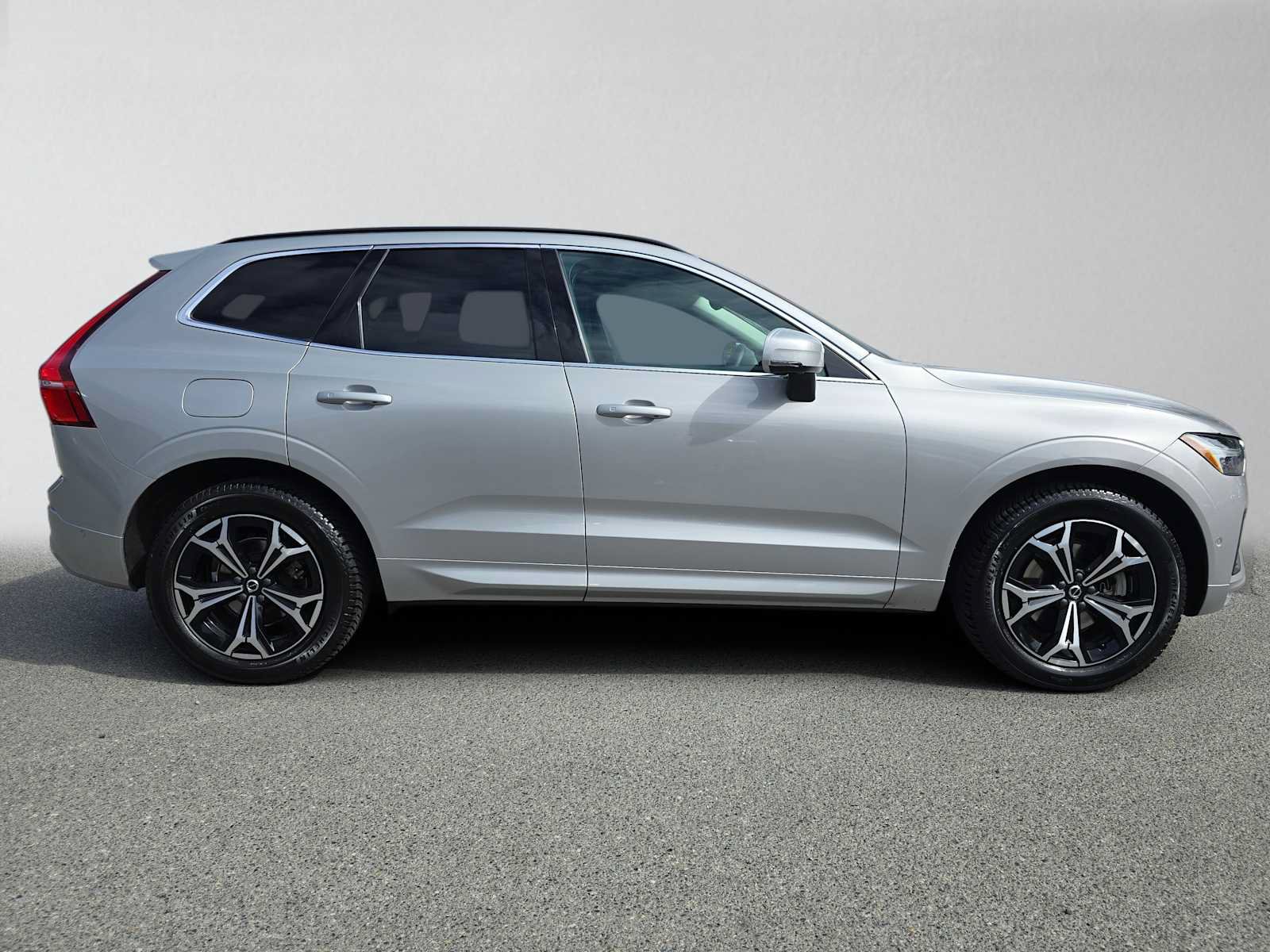 Used 2022 Volvo XC60 B5 Momentum w/ Advanced Package AWD/4WD image 2