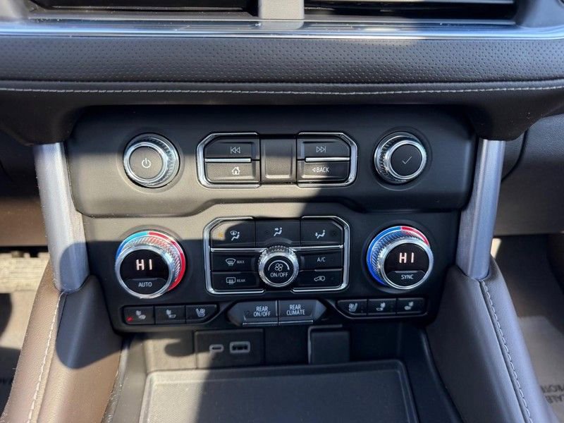 Used 2023 GMC Yukon SLT w/ SLT Premium Package image 18