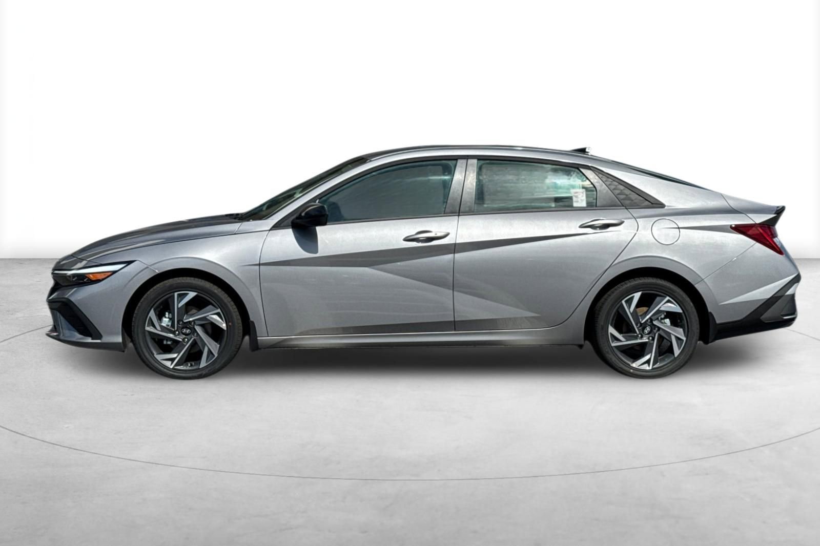 Used 2025 Hyundai Elantra SEL image 3