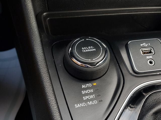 Certified 2022 Jeep Cherokee Limited w/ Elite Package AWD/4WD image 35