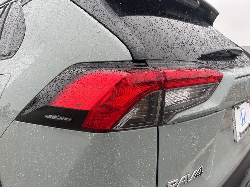 Used 2021 Toyota RAV4 XLE w/ Convenience Package image 7