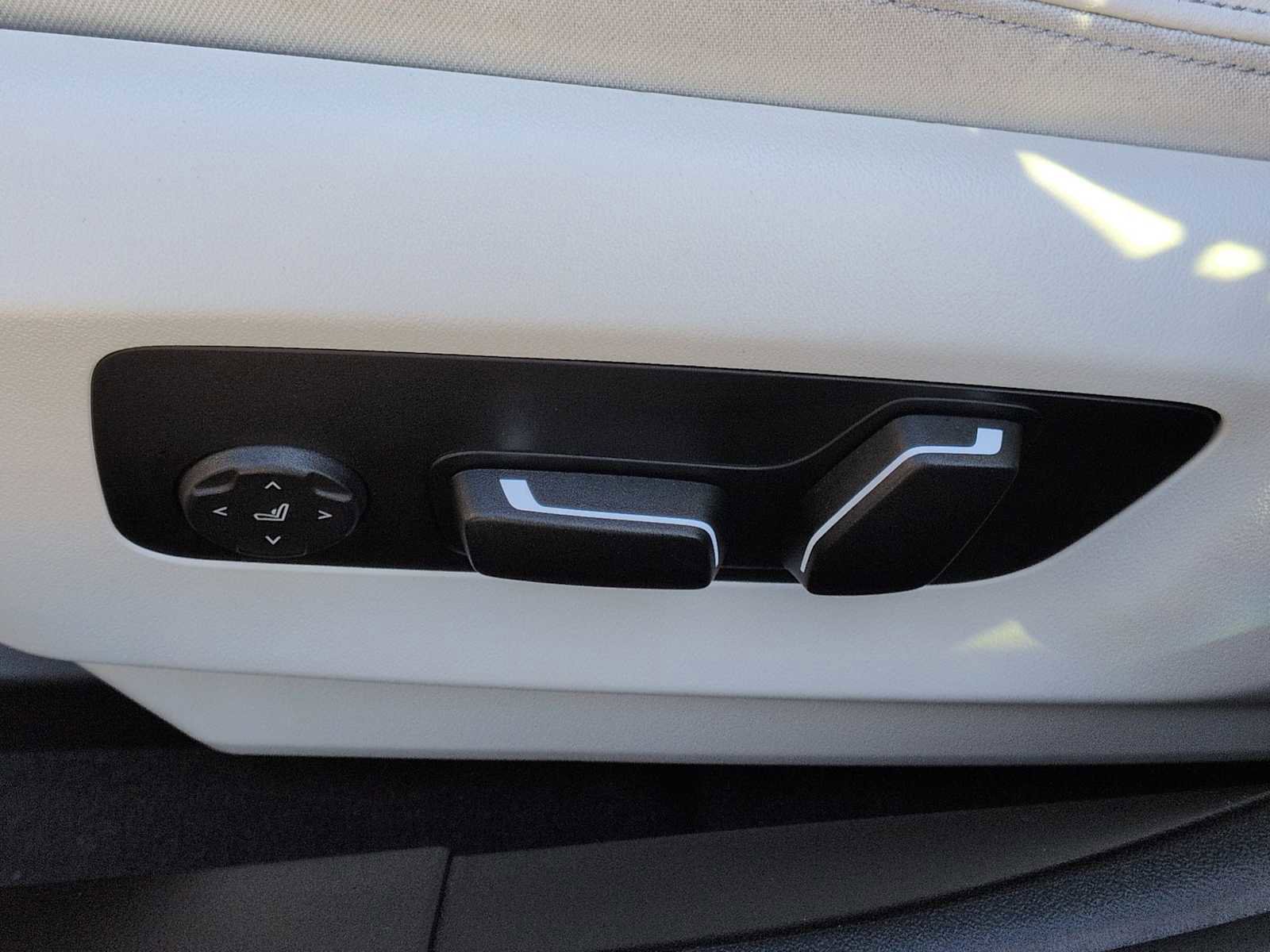 Used 2025 BMW i5 xDrive40 w/ Premium Package image 18