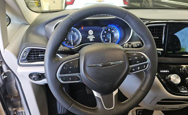 Used 2024 Chrysler Pacifica Touring-L FWD image 9